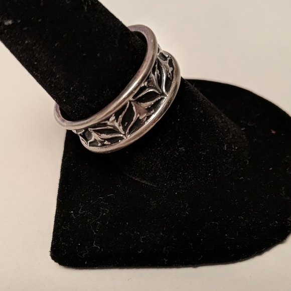 Silver & Black Design Ring - Picture 3 of 3